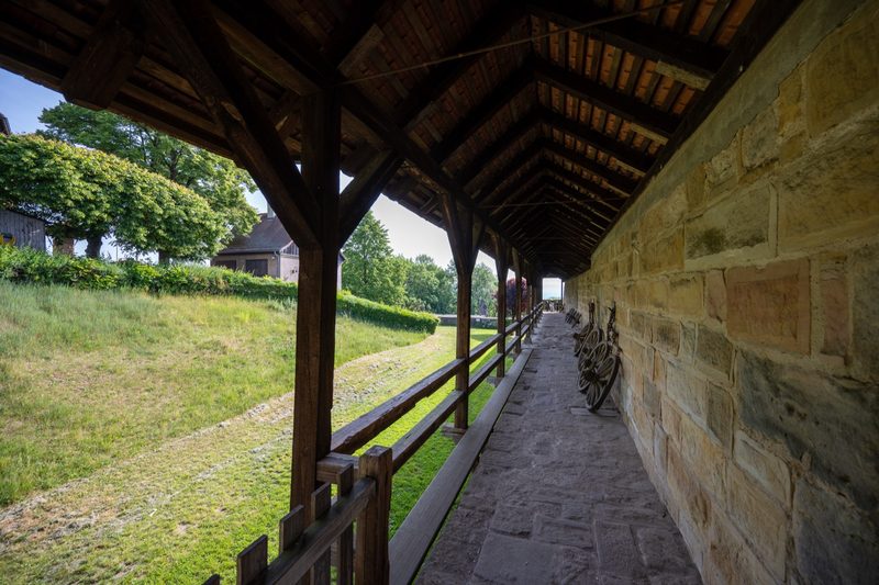 Überdachter Wehrgang an der Ringmauer.
