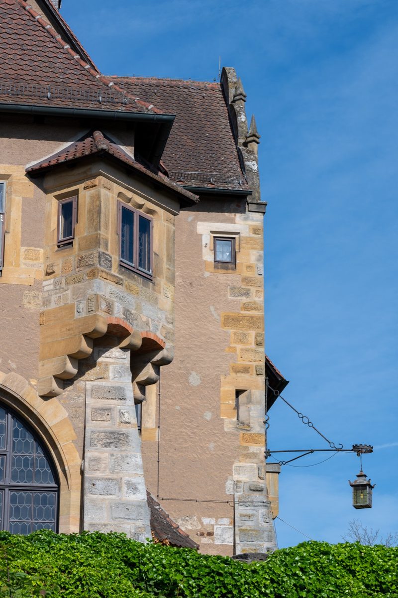 Blick von Osten auf das Palas-Gebäude, mit dem Erker und den Fenstern des gläsernen Saals.
