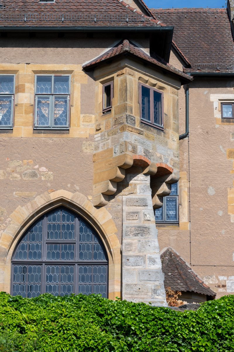 Blick von Osten auf das Palas-Gebäude; das große Fenster gehört zum gläsernen Saal.