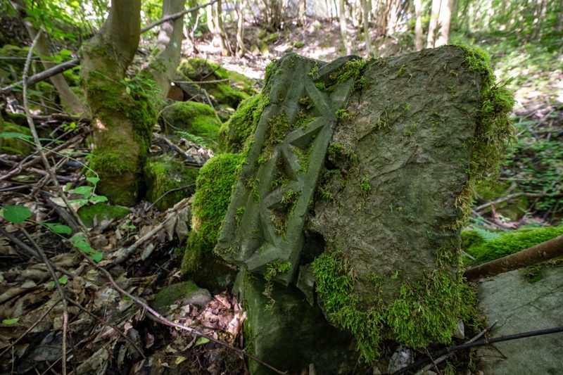Verzierter Stein unterhalb der Burgmauer an der Ostseite, im nördlichen Bereich.