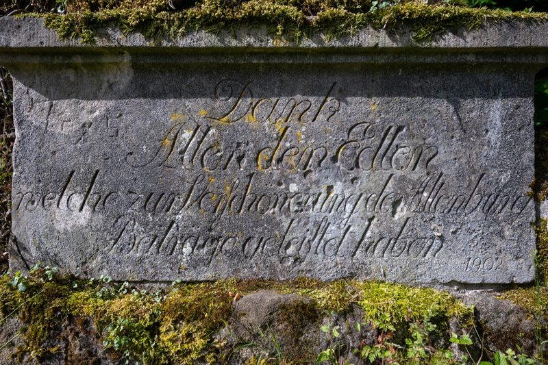 Inschrift des Allgemeinen Denkmals gegenüber der Hergenröder-Ruh an der Altenburger Straße: „Dank Allen den Edlen, welche zur Verschönerung der Altenburg Beiträge geleistet haben".