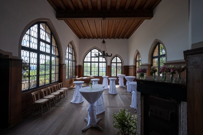 Der gläserne Saal im Palas, für den Sektempfang hergerichtet.