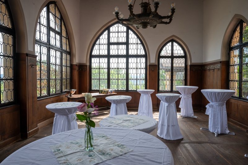 Der gläserne Saal im Palas mit seinen großen Fenstern im gotischen Stil.