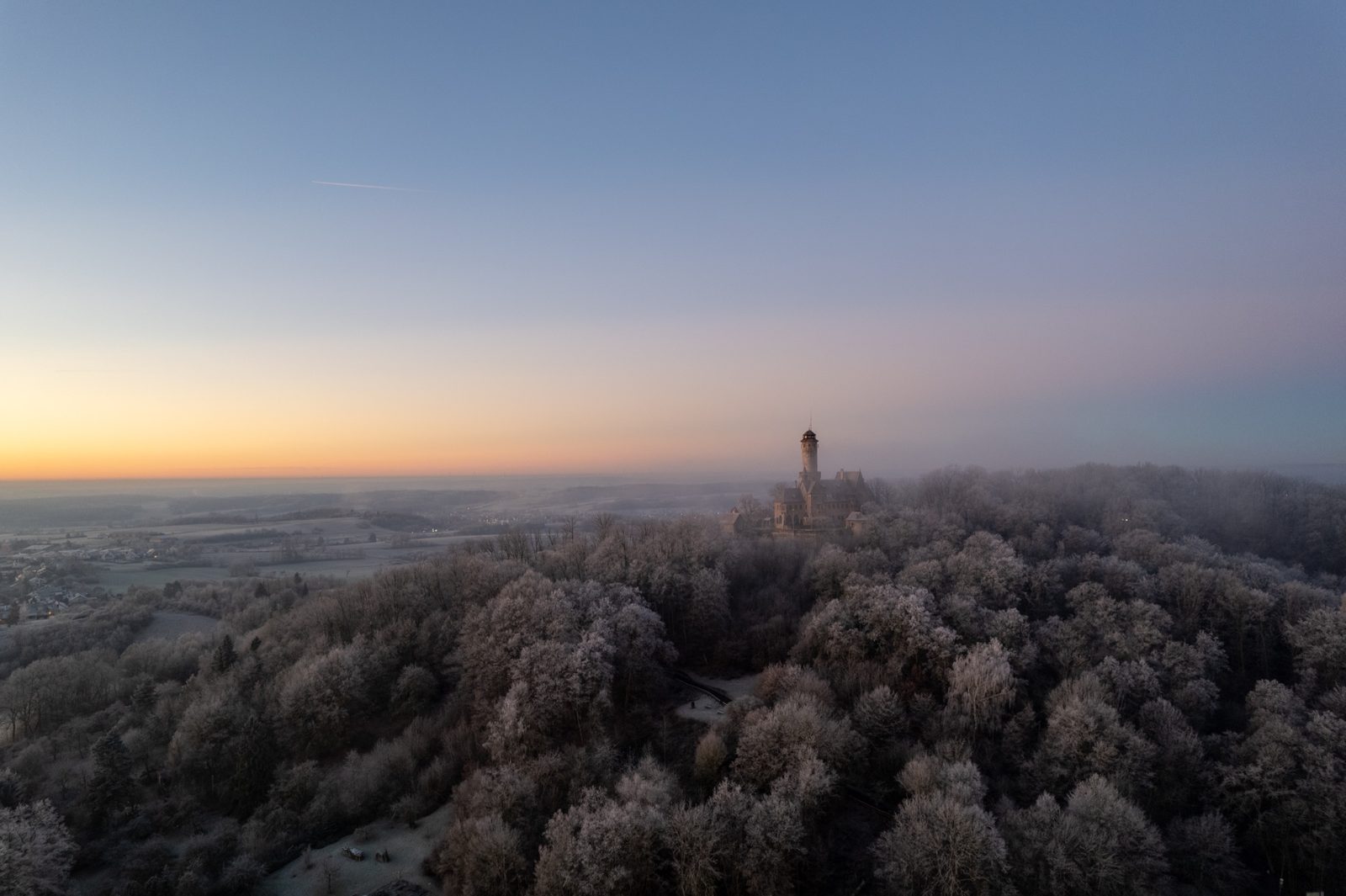 Winterliche Luftaufnahme der Altenburg ob Bamberg auf dem raureifbedeckten Burgberg in der Abenddämmerung