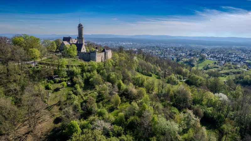 Frühlingsblick über den Burgberg hinweg auf Bamberg im Tal, die Altenburg links auf der Kuppe. 15. April 2025.