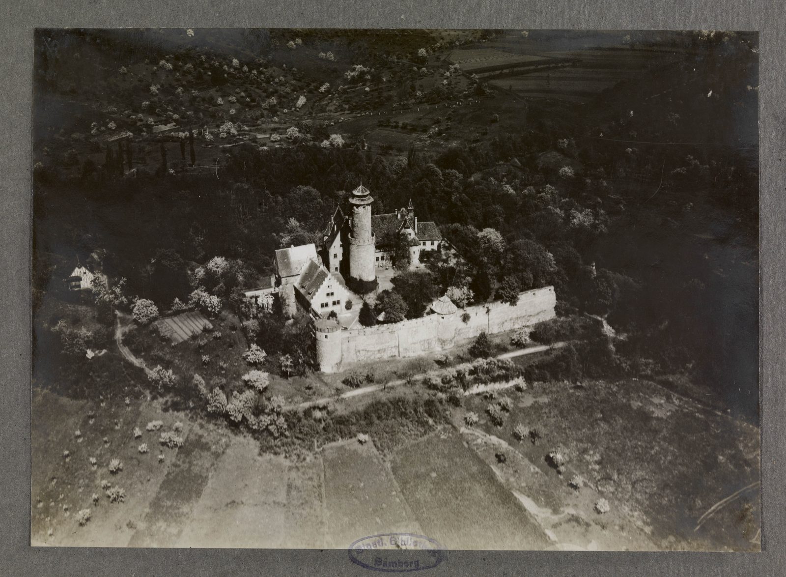 Flugphoto Verlags-Gesellschaft München: Bamberg: Altenburg. Luftaufnahme Frühjahr 1920