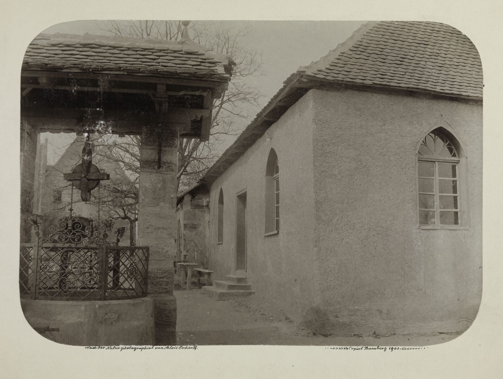 Wilhelm Kröner: Bamberg: Altenburg, Brunnen; Wirtschaftsgebäude. Fotografie ca. 1899 / Abzug Erhardt 1901