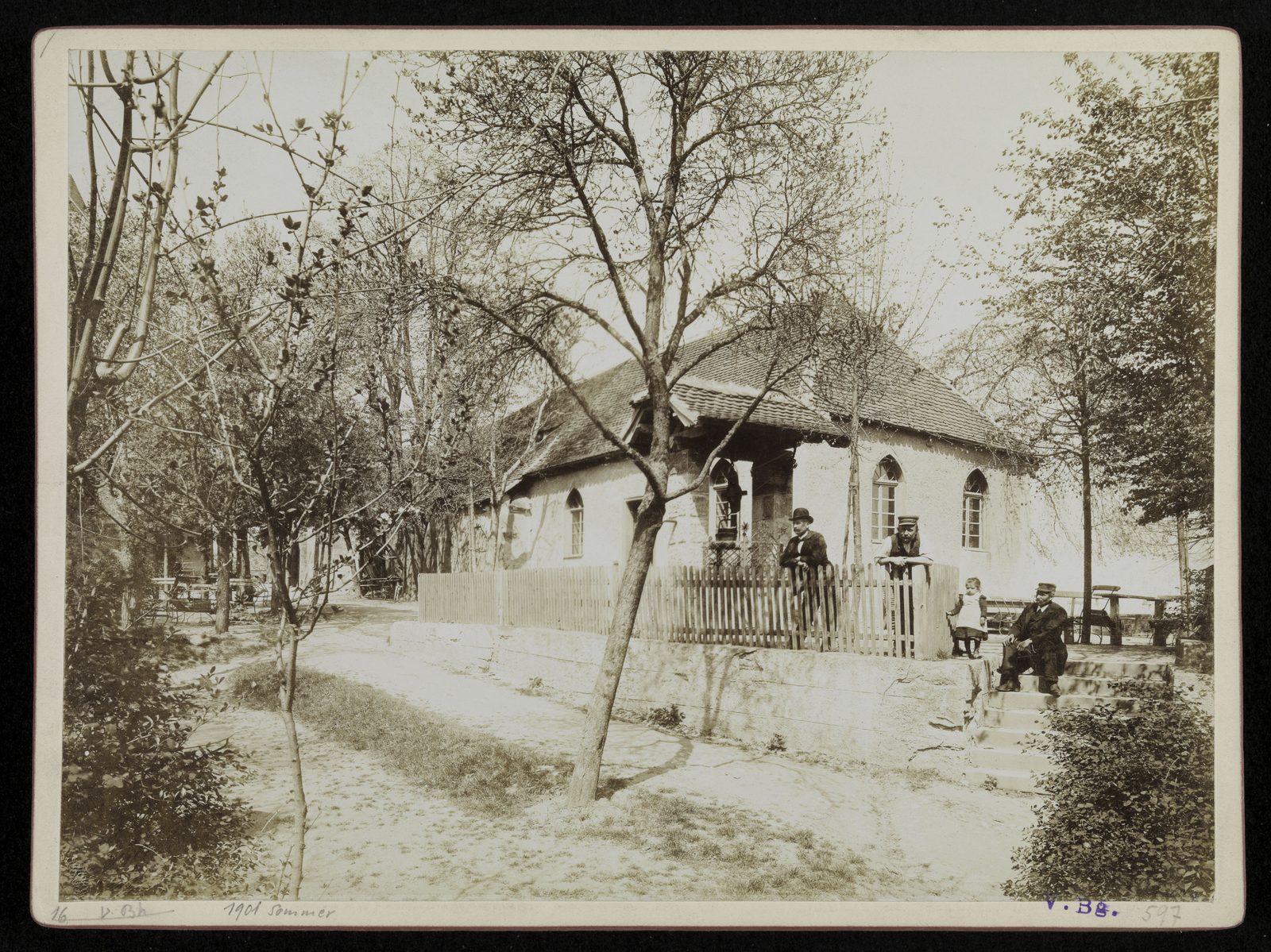 Wilhelm Kröner: Bamberg: Altenburg, Brunnen; Wirtschaftsgebäude. Fotografie 1901