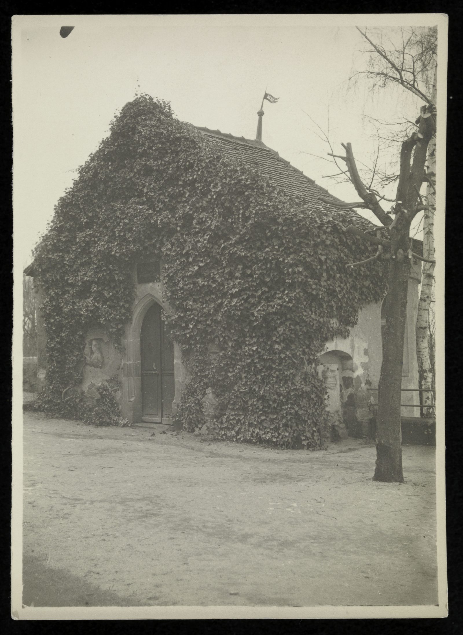 Fritz Dorsch: ETA-Hoffmann-Klause, efeuüberwachsen. Fotografie 1928
