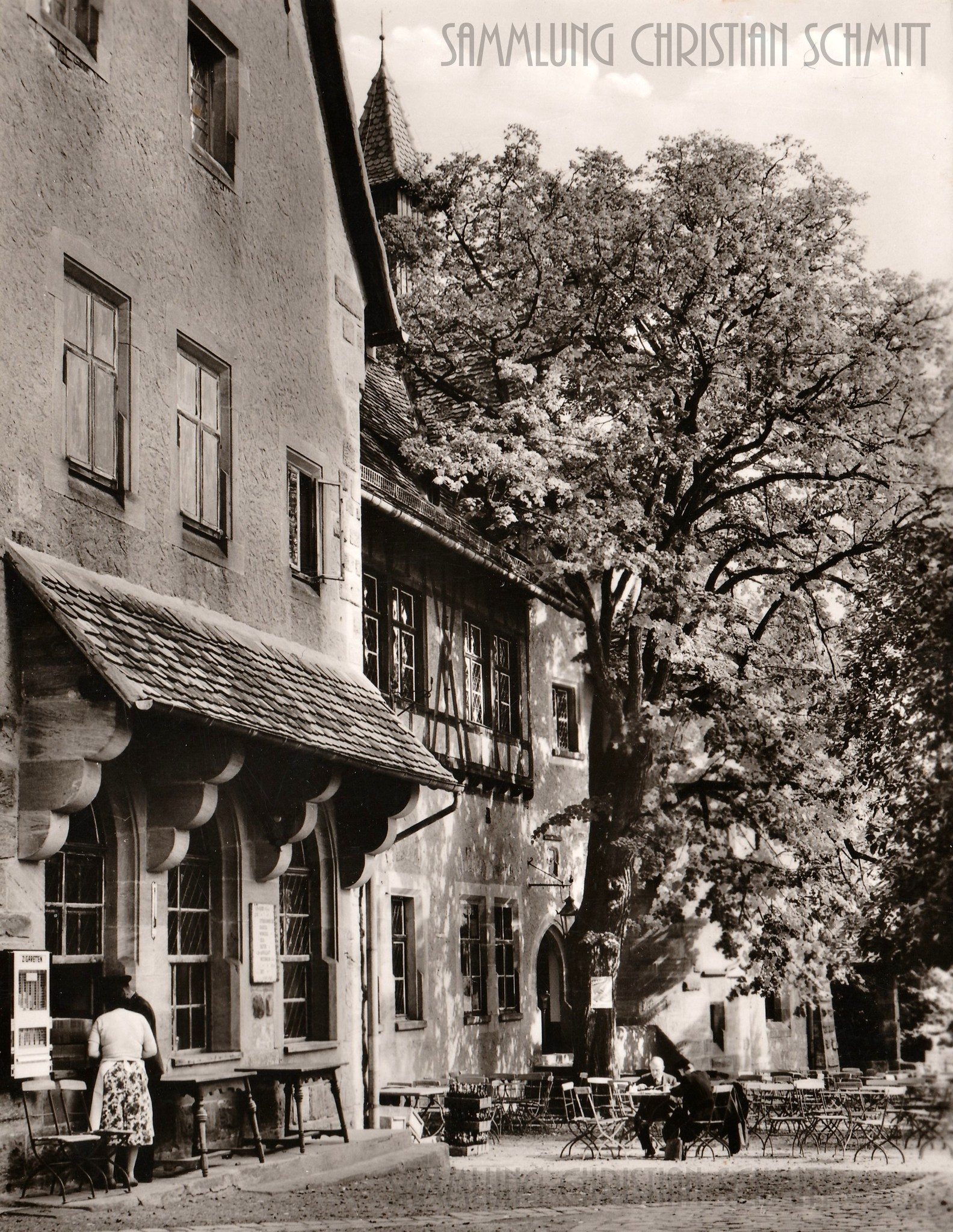 Foto: Innenhof der Altenburg mit großem Schattenbaum und Gartengastronomie vor dem Palas, vermutlich 1950er Jahre