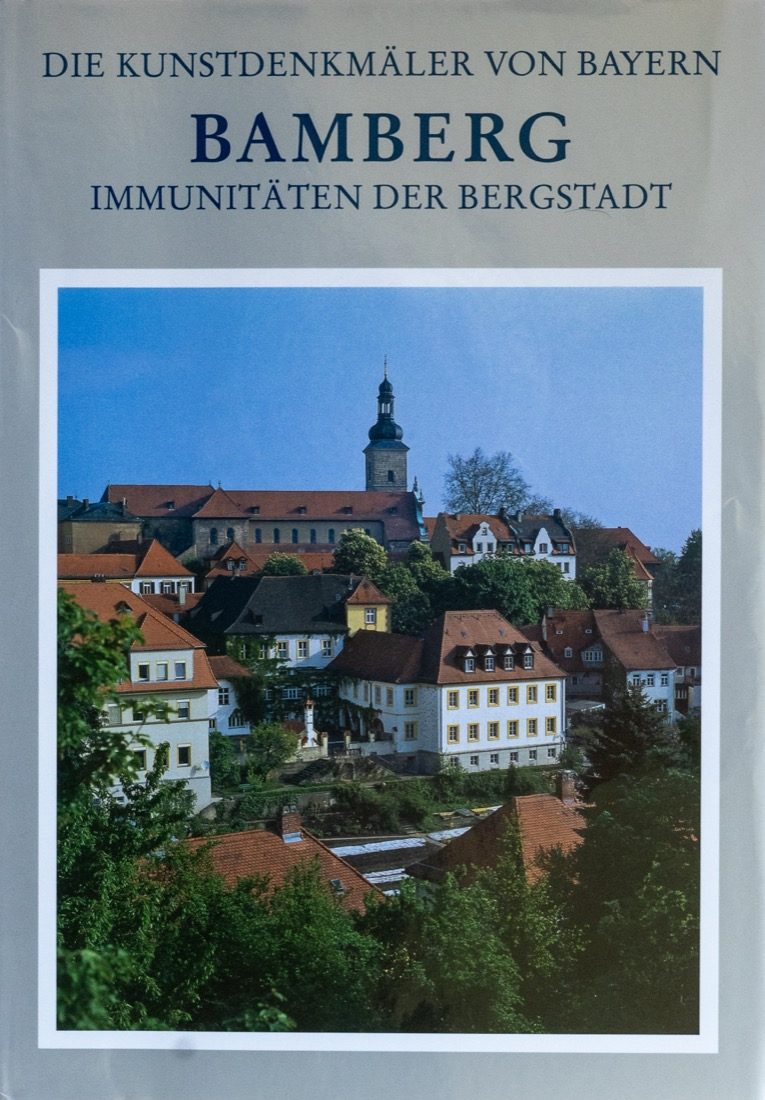 Buchcover der Kunstdenkmäler von Bayern, Band Immunitäten der Bergstadt 3, mit Blick auf den Jakobsberg mit St. Jakob über Bamberg.